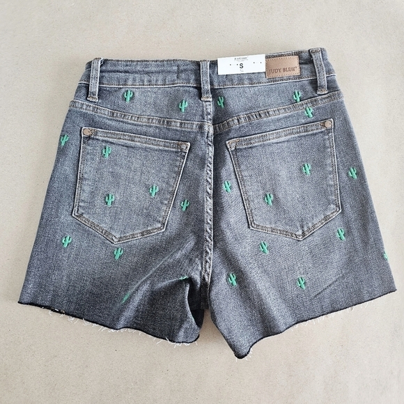 Judy Blue High Rise Embroidered Cactus Black Wash Denim Shorts Small NWT - Picture 7 of 9